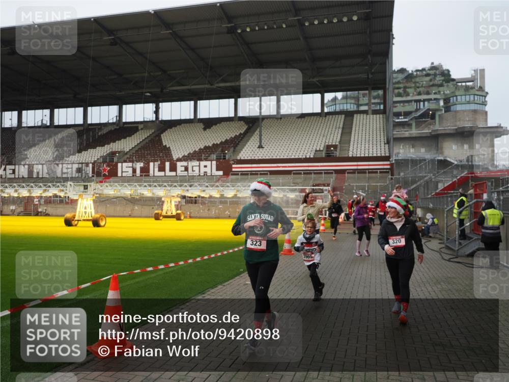 07.12.2025 - St. Pauli X-Mass-Run No. 15 Fabian Wolf http://msf.ph/oto/9420898 07.12.2025 11:42:45 Ziel 158, 172, 320, 323, 976, 1975, 3425, 3435, 3576, 3579, 3672, 3964, 3965 meine-sportfotos.de