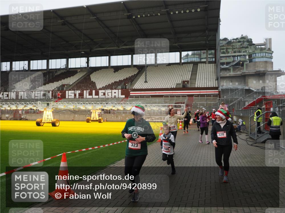 07.12.2025 - St. Pauli X-Mass-Run No. 15 Fabian Wolf http://msf.ph/oto/9420899 07.12.2025 11:42:45 Ziel 158, 172, 320, 323, 976, 1975, 3425, 3435, 3576, 3579, 3672, 3964, 3965 meine-sportfotos.de