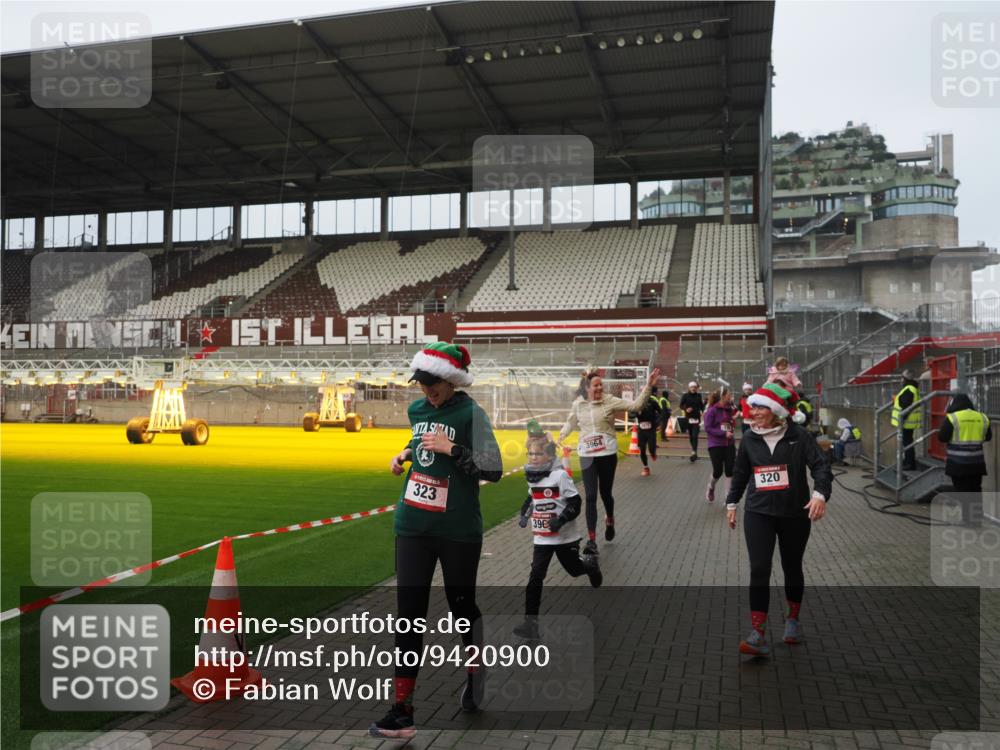 07.12.2025 - St. Pauli X-Mass-Run No. 15 Fabian Wolf http://msf.ph/oto/9420900 07.12.2025 11:42:45 Ziel 158, 172, 320, 323, 976, 1975, 3425, 3435, 3576, 3579, 3672, 3964, 3965 meine-sportfotos.de