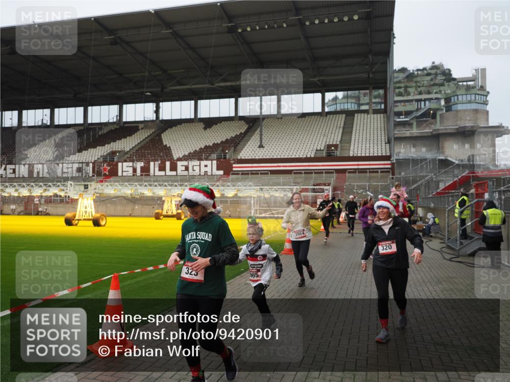 07.12.2025 - St. Pauli X-Mass-Run No. 15 Fabian Wolf http://msf.ph/oto/9420901 07.12.2025 11:42:45 Ziel 158, 172, 320, 323, 976, 1975, 3425, 3435, 3576, 3579, 3672, 3964, 3965 meine-sportfotos.de