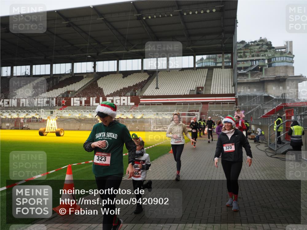 07.12.2025 - St. Pauli X-Mass-Run No. 15 Fabian Wolf http://msf.ph/oto/9420902 07.12.2025 11:42:46 Ziel 158, 172, 320, 323, 976, 1975, 3425, 3435, 3576, 3579, 3672, 3964, 3965 meine-sportfotos.de
