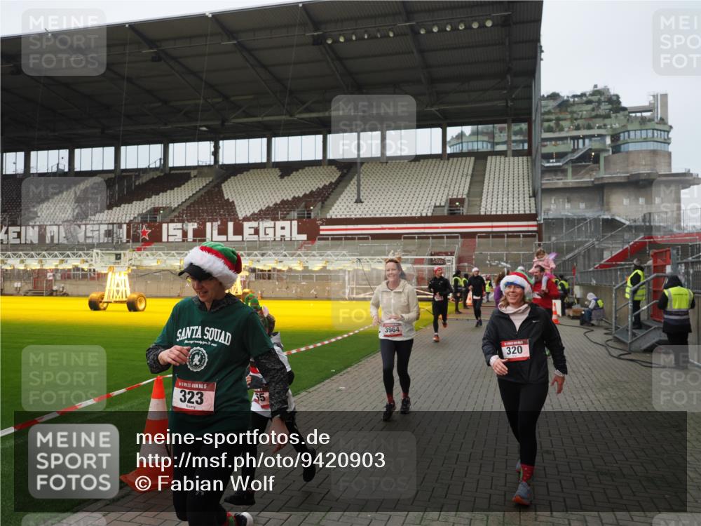 07.12.2025 - St. Pauli X-Mass-Run No. 15 Fabian Wolf http://msf.ph/oto/9420903 07.12.2025 11:42:46 Ziel 158, 172, 320, 323, 976, 1975, 3425, 3435, 3576, 3579, 3672, 3964, 3965 meine-sportfotos.de