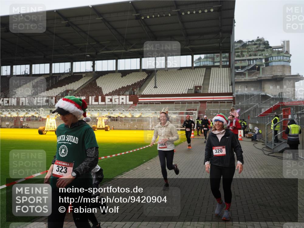 07.12.2025 - St. Pauli X-Mass-Run No. 15 Fabian Wolf http://msf.ph/oto/9420904 07.12.2025 11:42:46 Ziel 158, 172, 320, 323, 976, 1975, 3425, 3435, 3576, 3579, 3672, 3964, 3965 meine-sportfotos.de