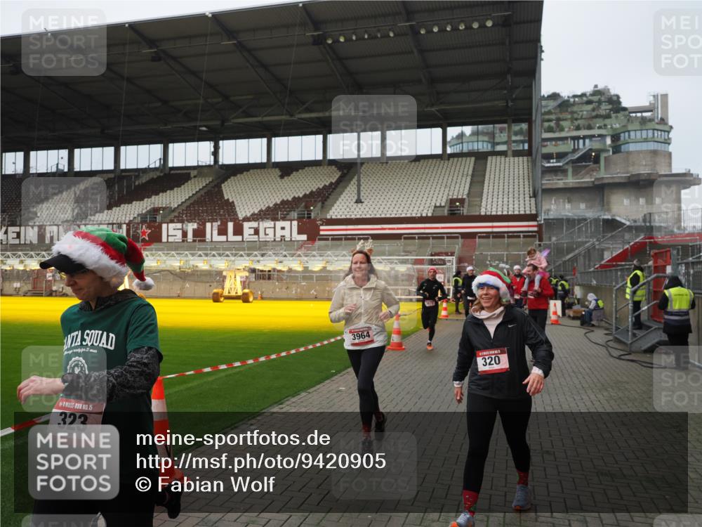 07.12.2025 - St. Pauli X-Mass-Run No. 15 Fabian Wolf http://msf.ph/oto/9420905 07.12.2025 11:42:46 Ziel 158, 172, 320, 323, 976, 1975, 3425, 3435, 3576, 3579, 3672, 3964, 3965 meine-sportfotos.de