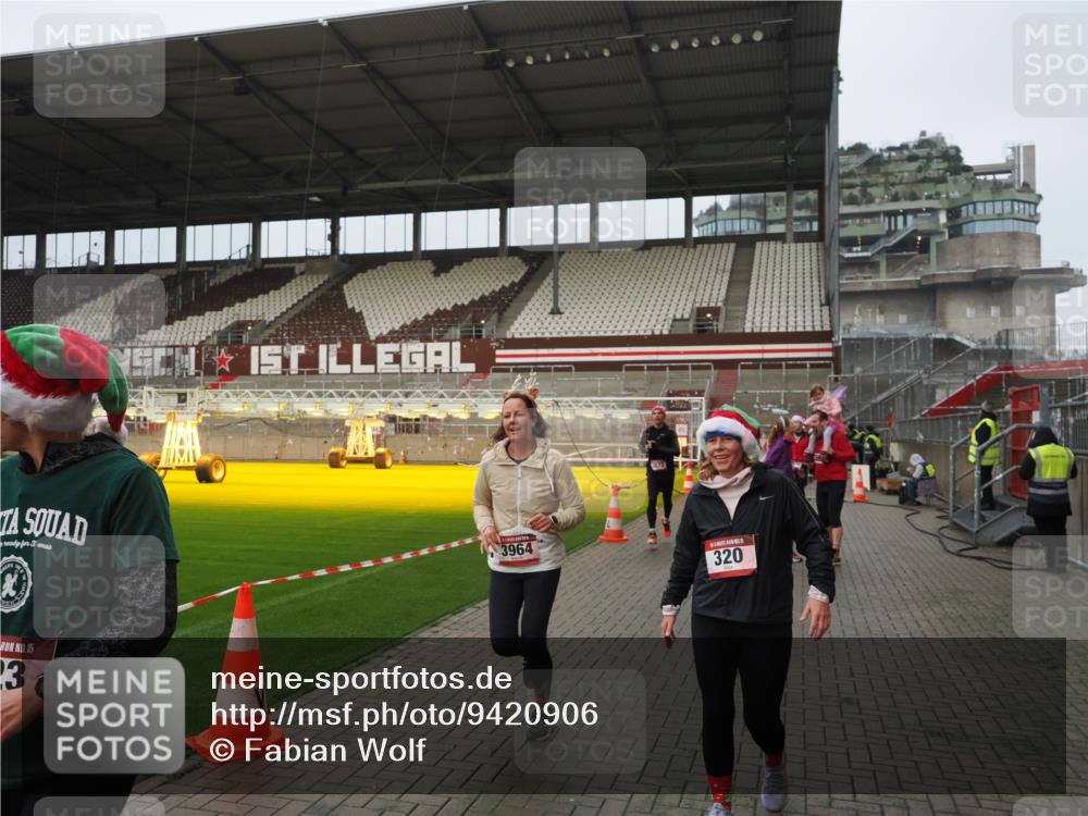 07.12.2025 - St. Pauli X-Mass-Run No. 15 Fabian Wolf http://msf.ph/oto/9420906 07.12.2025 11:42:46 Ziel 158, 172, 320, 323, 976, 1975, 3425, 3435, 3576, 3579, 3672, 3964, 3965 meine-sportfotos.de
