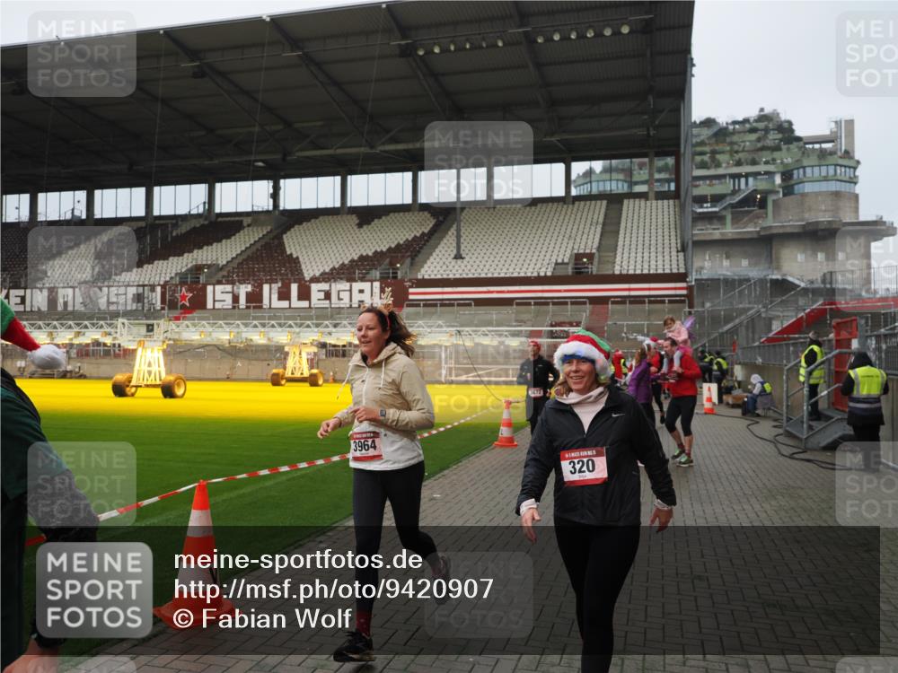 07.12.2025 - St. Pauli X-Mass-Run No. 15 Fabian Wolf http://msf.ph/oto/9420907 07.12.2025 11:42:47 Ziel 158, 172, 320, 323, 976, 1975, 3425, 3435, 3576, 3579, 3672, 3953, 3964, 3965 meine-sportfotos.de