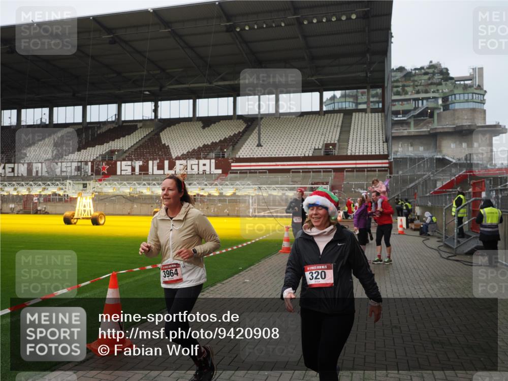 07.12.2025 - St. Pauli X-Mass-Run No. 15 Fabian Wolf http://msf.ph/oto/9420908 07.12.2025 11:42:47 Ziel 158, 172, 320, 323, 976, 1975, 3425, 3435, 3576, 3579, 3672, 3953, 3964, 3965 meine-sportfotos.de