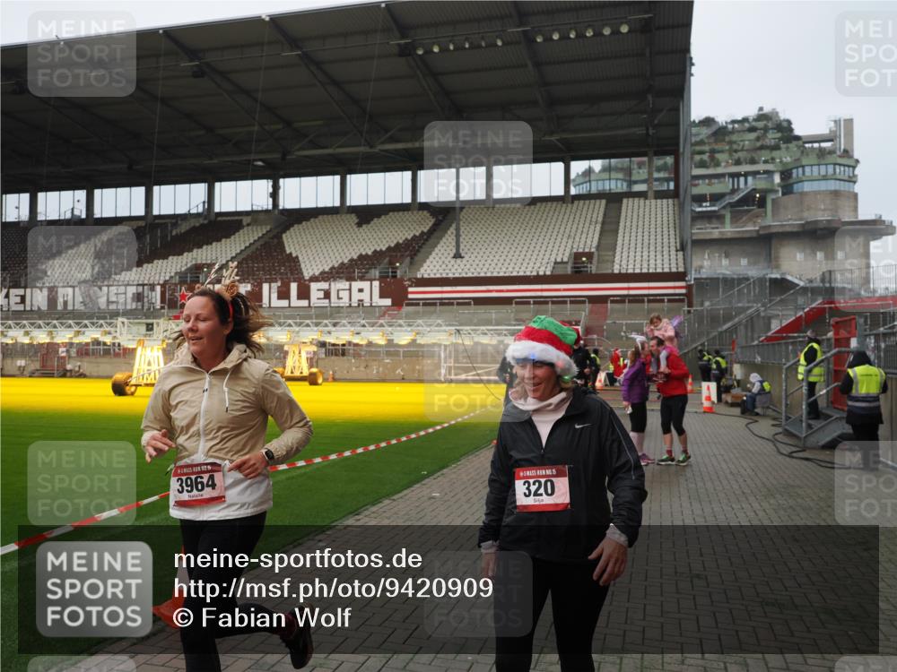 07.12.2025 - St. Pauli X-Mass-Run No. 15 Fabian Wolf http://msf.ph/oto/9420909 07.12.2025 11:42:47 Ziel 158, 172, 320, 323, 976, 1975, 3425, 3435, 3576, 3579, 3672, 3953, 3964, 3965 meine-sportfotos.de