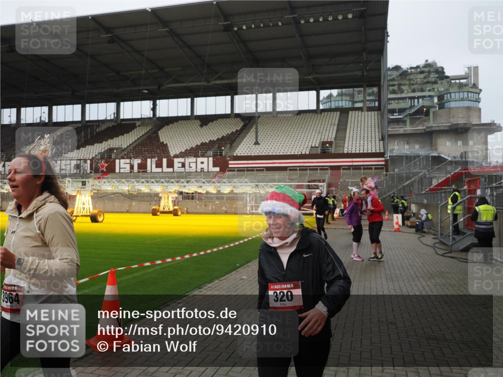 07.12.2025 - St. Pauli X-Mass-Run No. 15 Fabian Wolf http://msf.ph/oto/9420910 07.12.2025 11:42:47 Ziel 158, 172, 320, 323, 976, 1975, 3425, 3435, 3576, 3579, 3672, 3953, 3964, 3965 meine-sportfotos.de