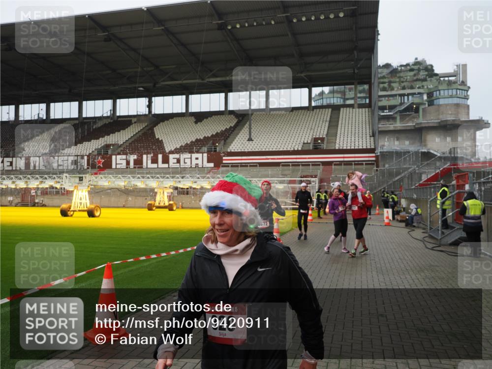 07.12.2025 - St. Pauli X-Mass-Run No. 15 Fabian Wolf http://msf.ph/oto/9420911 07.12.2025 11:42:48 Ziel 158, 172, 320, 323, 652, 976, 1975, 3425, 3435, 3576, 3579, 3663, 3672, 3953, 3964, 3965 meine-sportfotos.de