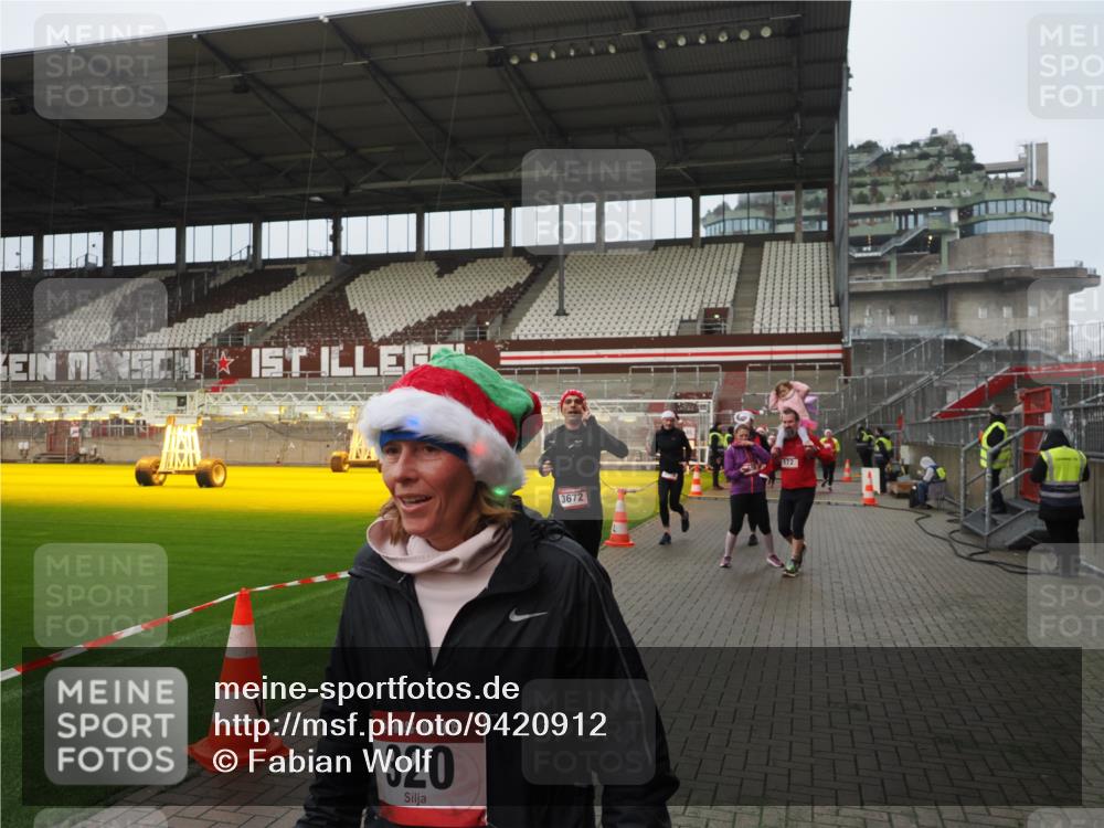 07.12.2025 - St. Pauli X-Mass-Run No. 15 Fabian Wolf http://msf.ph/oto/9420912 07.12.2025 11:42:48 Ziel 158, 172, 320, 323, 652, 976, 1975, 3425, 3435, 3576, 3579, 3663, 3672, 3953, 3964, 3965 meine-sportfotos.de
