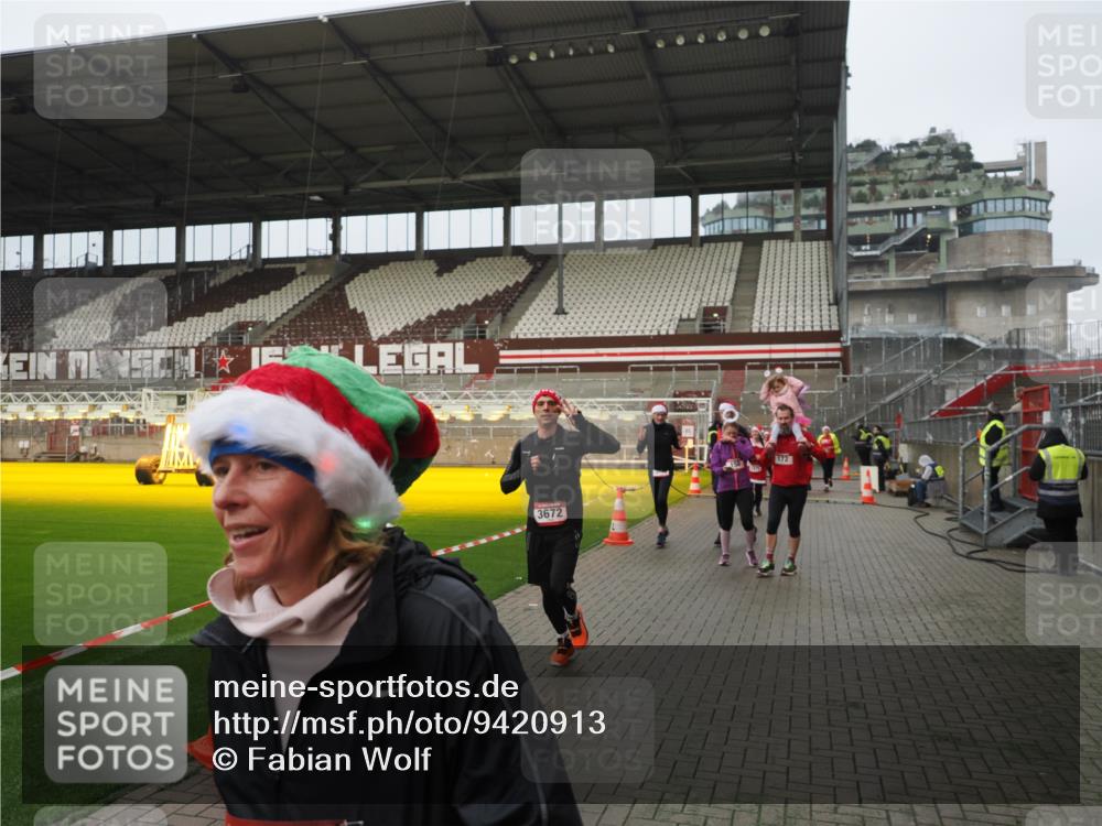 07.12.2025 - St. Pauli X-Mass-Run No. 15 Fabian Wolf http://msf.ph/oto/9420913 07.12.2025 11:42:48 Ziel 158, 172, 320, 323, 652, 976, 1975, 3425, 3435, 3576, 3579, 3663, 3672, 3953, 3964, 3965 meine-sportfotos.de