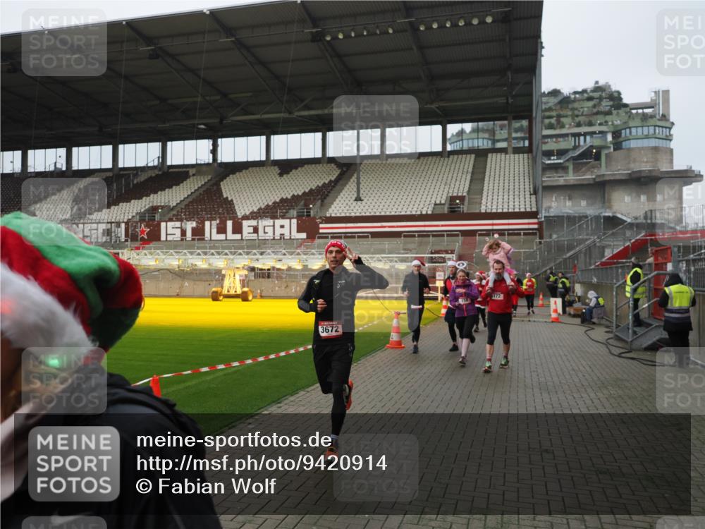 07.12.2025 - St. Pauli X-Mass-Run No. 15 Fabian Wolf http://msf.ph/oto/9420914 07.12.2025 11:42:48 Ziel 158, 172, 320, 323, 652, 976, 1975, 3425, 3435, 3576, 3579, 3663, 3672, 3953, 3964, 3965 meine-sportfotos.de