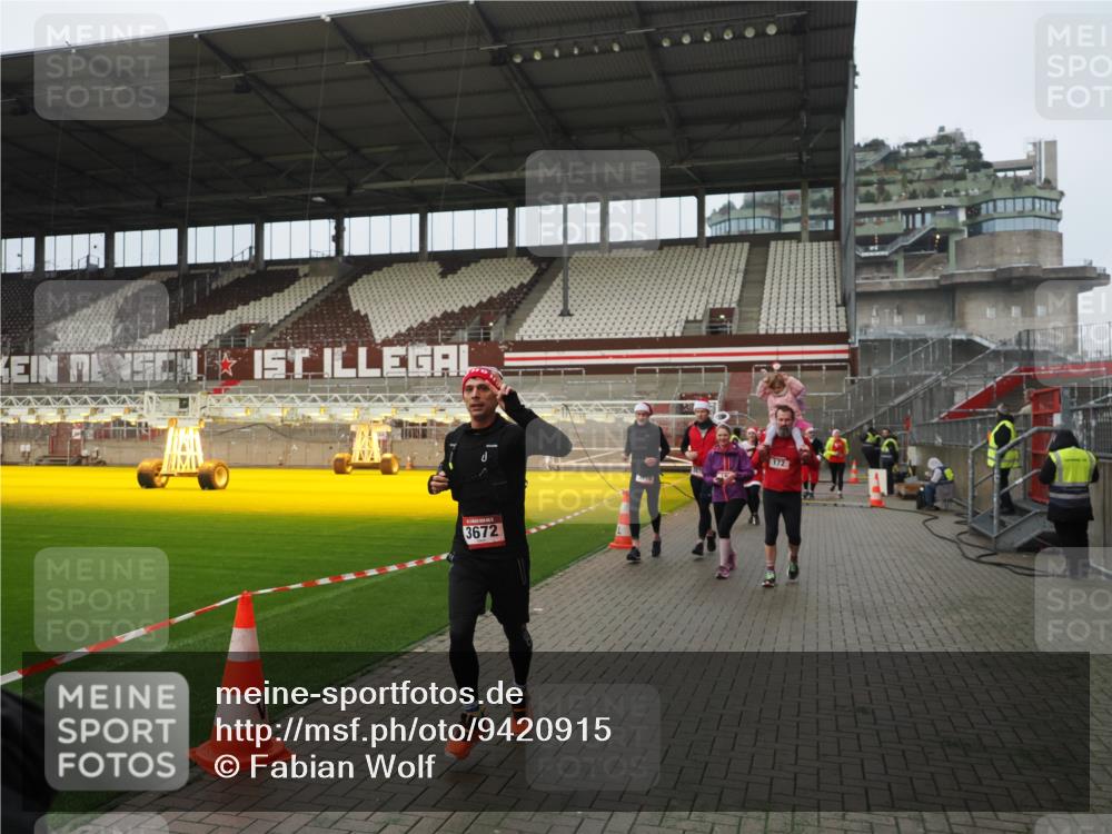 07.12.2025 - St. Pauli X-Mass-Run No. 15 Fabian Wolf http://msf.ph/oto/9420915 07.12.2025 11:42:48 Ziel 158, 172, 320, 323, 652, 976, 1975, 3425, 3435, 3576, 3579, 3663, 3672, 3953, 3964, 3965 meine-sportfotos.de