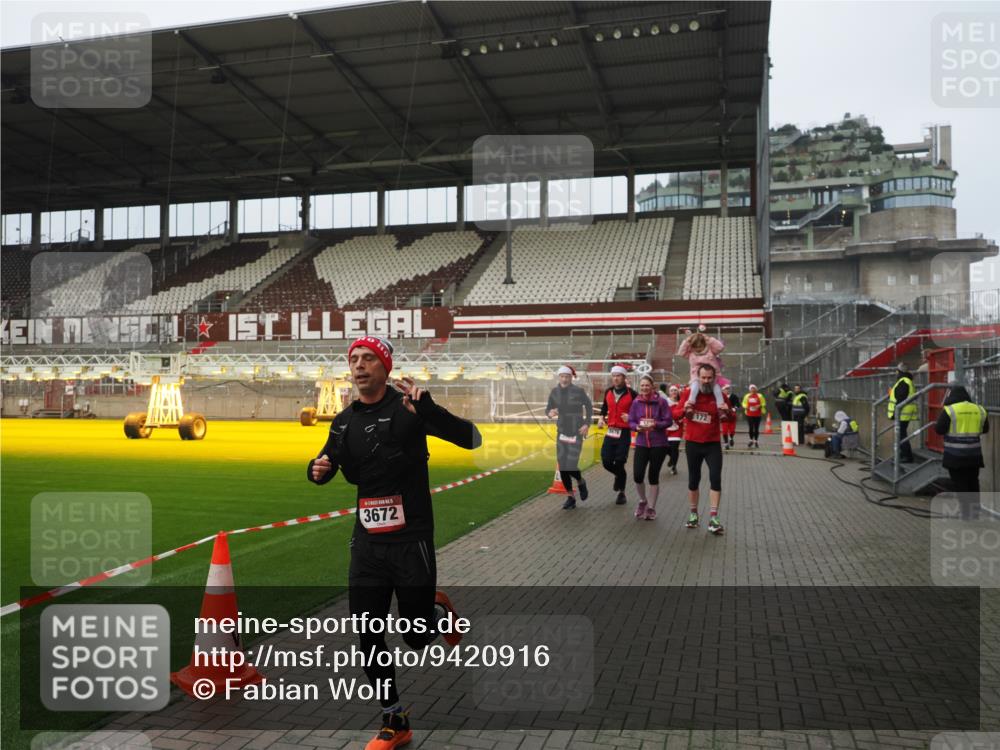 07.12.2025 - St. Pauli X-Mass-Run No. 15 Fabian Wolf http://msf.ph/oto/9420916 07.12.2025 11:42:49 Ziel 158, 172, 320, 323, 652, 1975, 3425, 3435, 3576, 3579, 3663, 3672, 3953, 3964, 3965 meine-sportfotos.de