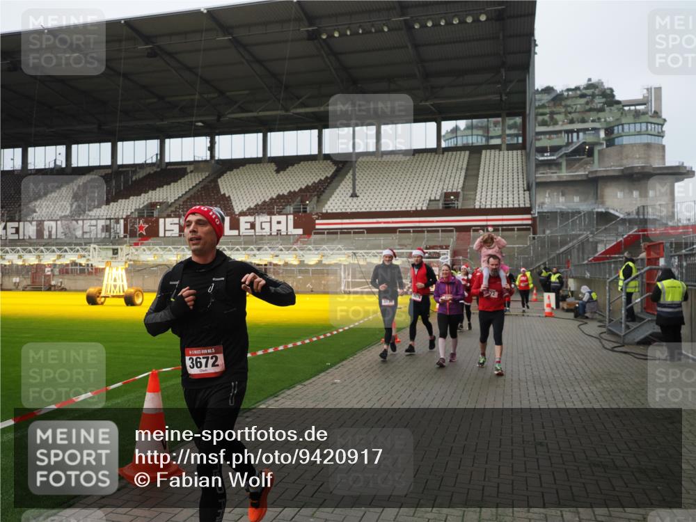 07.12.2025 - St. Pauli X-Mass-Run No. 15 Fabian Wolf http://msf.ph/oto/9420917 07.12.2025 11:42:49 Ziel 158, 172, 320, 323, 652, 1975, 3425, 3435, 3576, 3579, 3663, 3672, 3953, 3964, 3965 meine-sportfotos.de