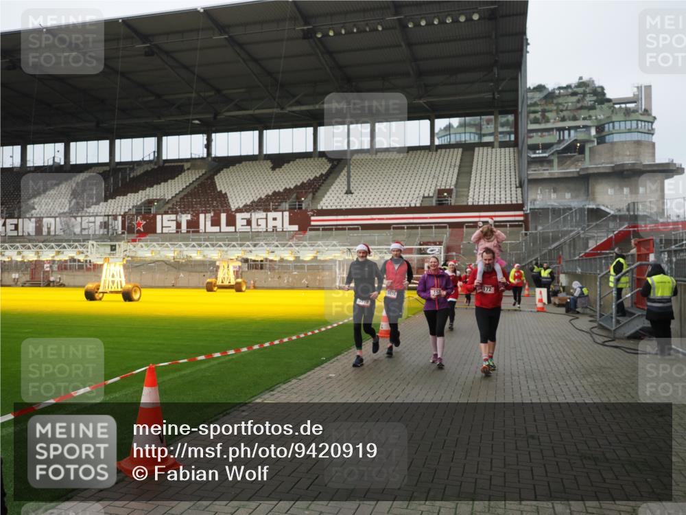 07.12.2025 - St. Pauli X-Mass-Run No. 15 Fabian Wolf http://msf.ph/oto/9420919 07.12.2025 11:42:49 Ziel 158, 172, 320, 323, 652, 1975, 3425, 3435, 3576, 3579, 3663, 3672, 3953, 3964, 3965 meine-sportfotos.de