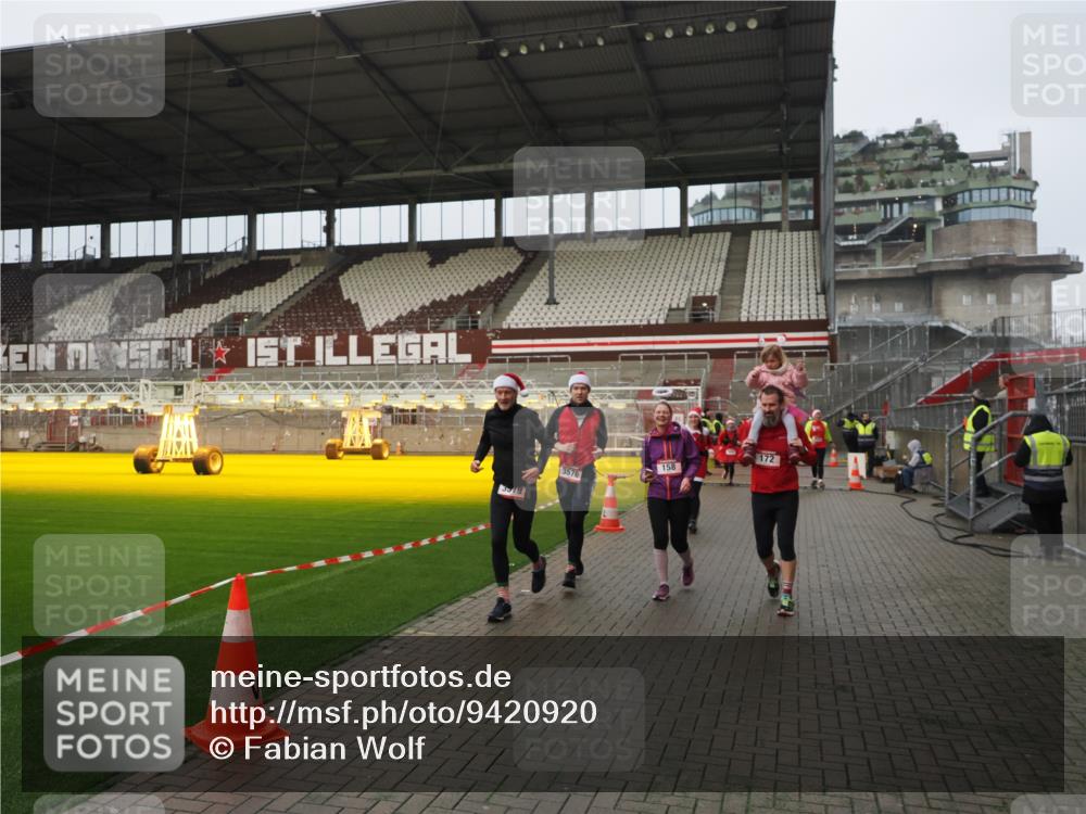 07.12.2025 - St. Pauli X-Mass-Run No. 15 Fabian Wolf http://msf.ph/oto/9420920 07.12.2025 11:42:50 Ziel 158, 172, 320, 323, 652, 1975, 3425, 3435, 3576, 3579, 3663, 3672, 3953, 3964, 3965 meine-sportfotos.de