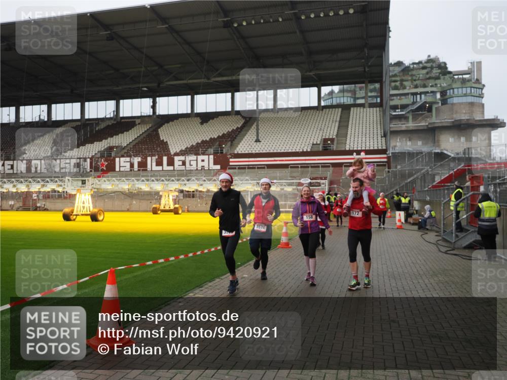 07.12.2025 - St. Pauli X-Mass-Run No. 15 Fabian Wolf http://msf.ph/oto/9420921 07.12.2025 11:42:50 Ziel 158, 172, 320, 323, 652, 1975, 3425, 3435, 3576, 3579, 3663, 3672, 3953, 3964, 3965 meine-sportfotos.de