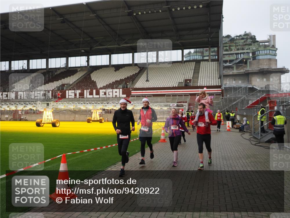 07.12.2025 - St. Pauli X-Mass-Run No. 15 Fabian Wolf http://msf.ph/oto/9420922 07.12.2025 11:42:50 Ziel 158, 172, 320, 323, 652, 1975, 3425, 3435, 3576, 3579, 3663, 3672, 3953, 3964, 3965 meine-sportfotos.de