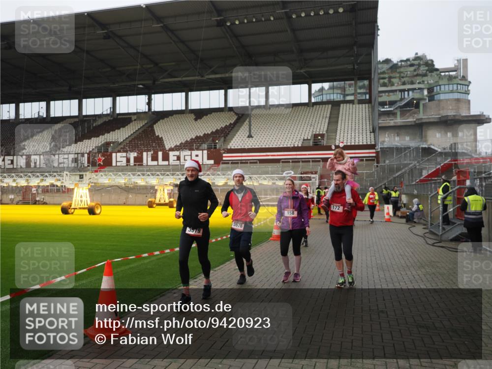07.12.2025 - St. Pauli X-Mass-Run No. 15 Fabian Wolf http://msf.ph/oto/9420923 07.12.2025 11:42:51 Ziel 158, 172, 320, 323, 652, 1975, 3425, 3435, 3576, 3579, 3663, 3672, 3953, 3964, 3965 meine-sportfotos.de