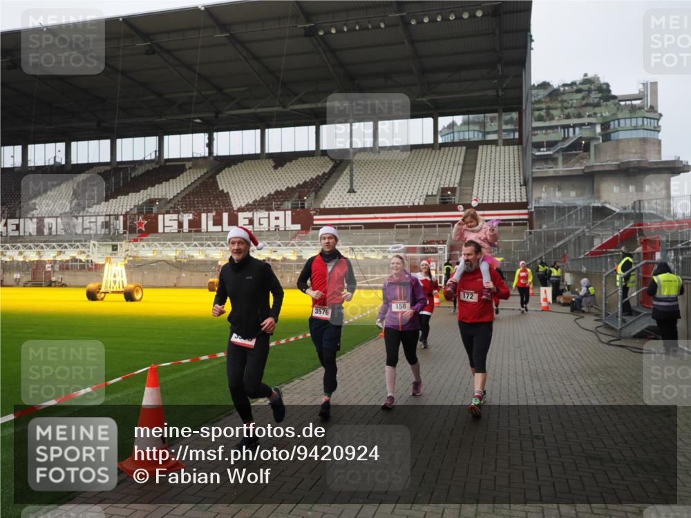 07.12.2025 - St. Pauli X-Mass-Run No. 15 Fabian Wolf http://msf.ph/oto/9420924 07.12.2025 11:42:51 Ziel 158, 172, 320, 323, 652, 1975, 3425, 3435, 3576, 3579, 3663, 3672, 3953, 3964, 3965 meine-sportfotos.de