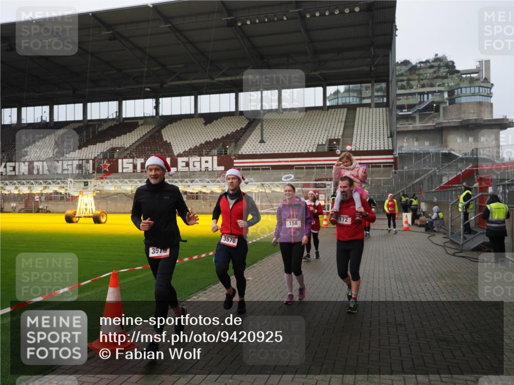 07.12.2025 - St. Pauli X-Mass-Run No. 15 Fabian Wolf http://msf.ph/oto/9420925 07.12.2025 11:42:51 Ziel 158, 172, 320, 323, 652, 1975, 3425, 3435, 3576, 3579, 3663, 3672, 3953, 3964, 3965 meine-sportfotos.de