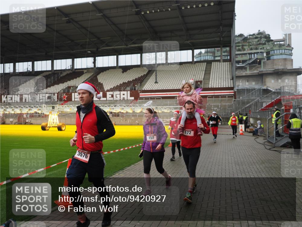 07.12.2025 - St. Pauli X-Mass-Run No. 15 Fabian Wolf http://msf.ph/oto/9420927 07.12.2025 11:42:52 Ziel 158, 172, 320, 323, 652, 1975, 3425, 3435, 3576, 3579, 3663, 3672, 3953, 3964, 3965 meine-sportfotos.de