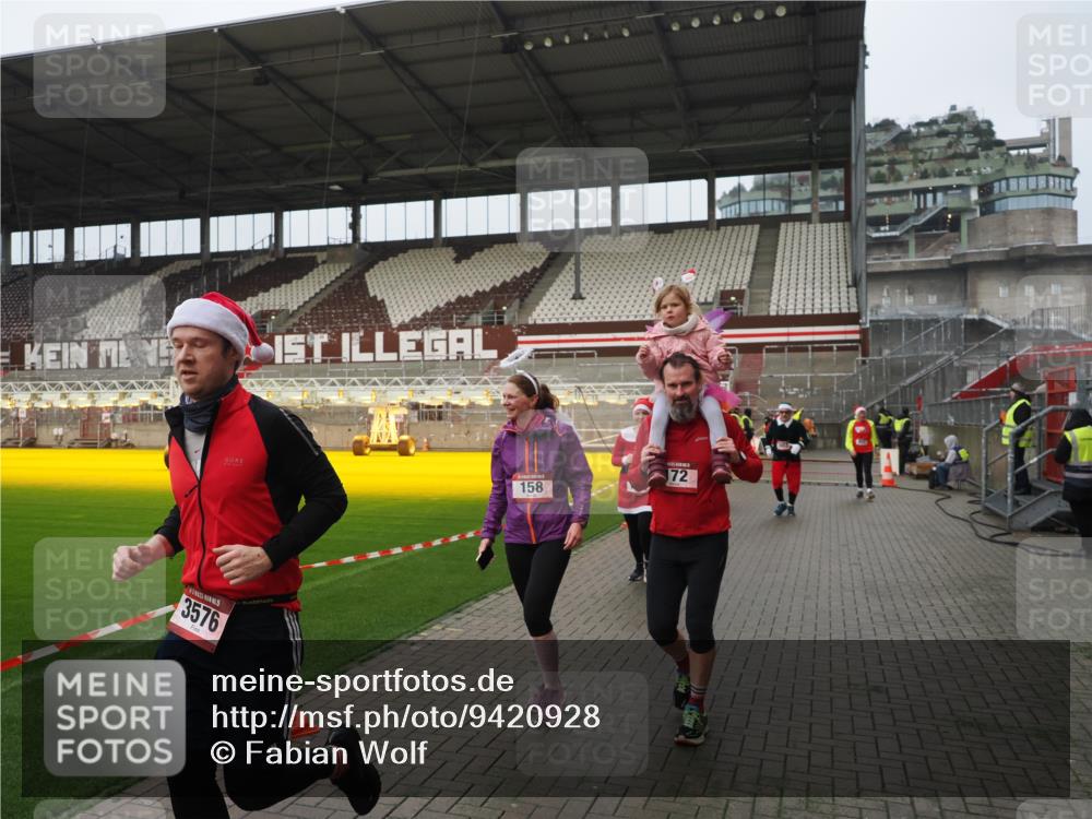 07.12.2025 - St. Pauli X-Mass-Run No. 15 Fabian Wolf http://msf.ph/oto/9420928 07.12.2025 11:42:52 Ziel 158, 172, 320, 323, 652, 1975, 3425, 3435, 3576, 3579, 3663, 3672, 3953, 3964, 3965 meine-sportfotos.de