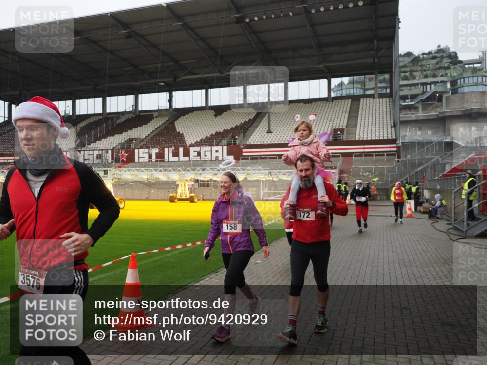 07.12.2025 - St. Pauli X-Mass-Run No. 15 Fabian Wolf http://msf.ph/oto/9420929 07.12.2025 11:42:52 Ziel 158, 172, 320, 323, 652, 1975, 3425, 3435, 3576, 3579, 3663, 3672, 3953, 3964, 3965 meine-sportfotos.de