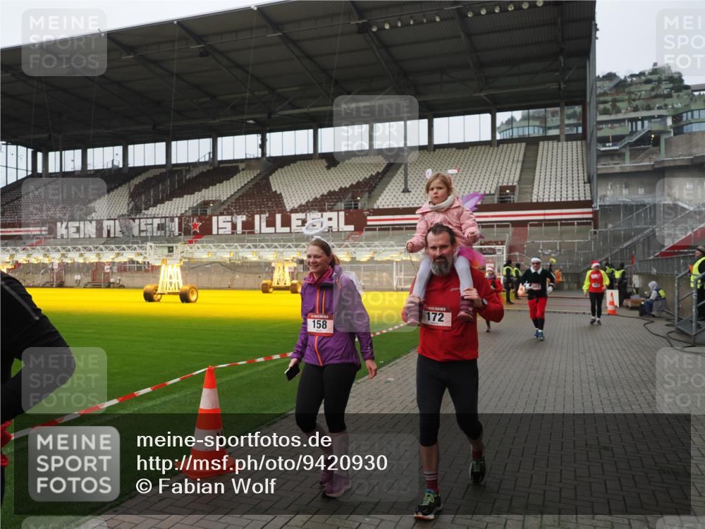 07.12.2025 - St. Pauli X-Mass-Run No. 15 Fabian Wolf http://msf.ph/oto/9420930 07.12.2025 11:42:52 Ziel 158, 172, 320, 323, 652, 1975, 3425, 3435, 3576, 3579, 3663, 3672, 3953, 3964, 3965 meine-sportfotos.de