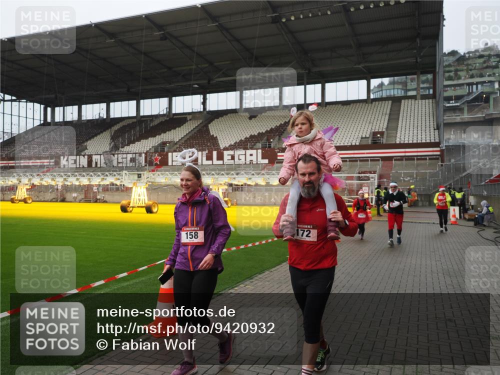 07.12.2025 - St. Pauli X-Mass-Run No. 15 Fabian Wolf http://msf.ph/oto/9420932 07.12.2025 11:42:53 Ziel 158, 172, 320, 323, 652, 1975, 3425, 3435, 3576, 3579, 3663, 3672, 3953, 3964, 3965 meine-sportfotos.de