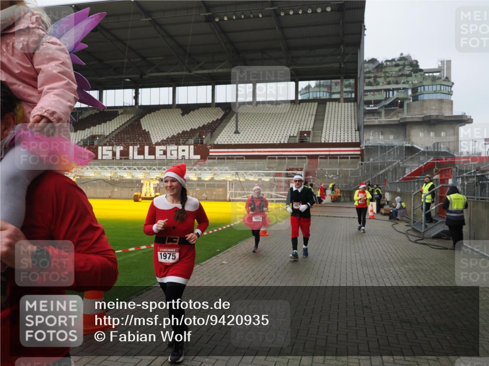 07.12.2025 - St. Pauli X-Mass-Run No. 15 Fabian Wolf http://msf.ph/oto/9420935 07.12.2025 11:42:54 Ziel 158, 172, 320, 323, 652, 1975, 3425, 3435, 3576, 3579, 3663, 3672, 3953, 3964, 3965 meine-sportfotos.de