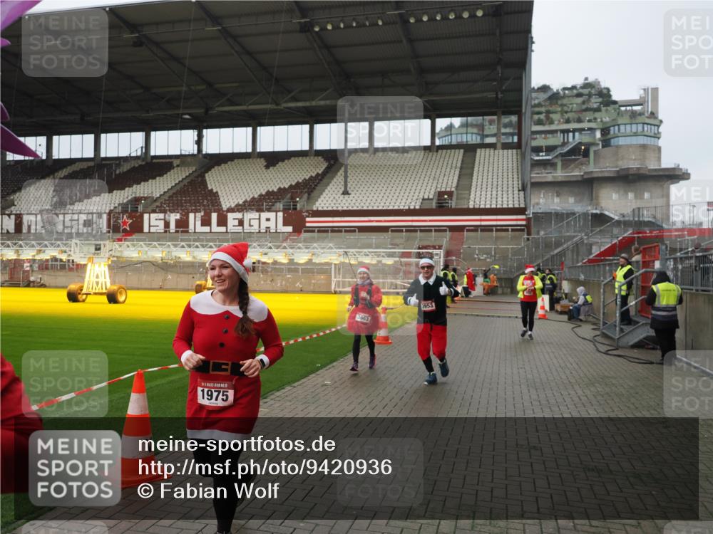 07.12.2025 - St. Pauli X-Mass-Run No. 15 Fabian Wolf http://msf.ph/oto/9420936 07.12.2025 11:42:54 Ziel 158, 172, 320, 323, 652, 1975, 3425, 3435, 3576, 3579, 3663, 3672, 3953, 3964, 3965 meine-sportfotos.de