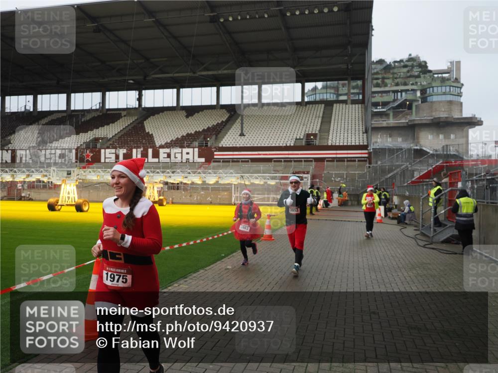 07.12.2025 - St. Pauli X-Mass-Run No. 15 Fabian Wolf http://msf.ph/oto/9420937 07.12.2025 11:42:54 Ziel 158, 172, 320, 323, 652, 1975, 3425, 3435, 3576, 3579, 3663, 3672, 3953, 3964, 3965 meine-sportfotos.de