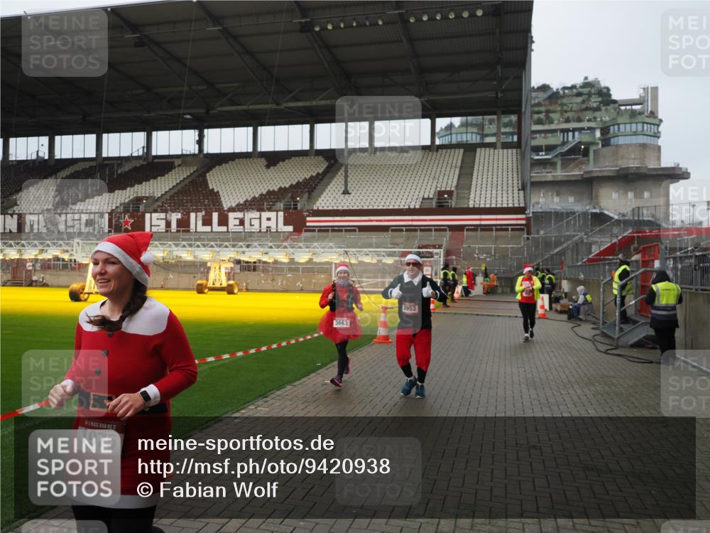 07.12.2025 - St. Pauli X-Mass-Run No. 15 Fabian Wolf http://msf.ph/oto/9420938 07.12.2025 11:42:55 Ziel 158, 172, 320, 323, 652, 1975, 3425, 3435, 3576, 3579, 3663, 3672, 3953, 3964, 3965 meine-sportfotos.de