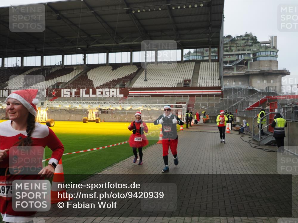 07.12.2025 - St. Pauli X-Mass-Run No. 15 Fabian Wolf http://msf.ph/oto/9420939 07.12.2025 11:42:55 Ziel 158, 172, 320, 323, 652, 1975, 3425, 3435, 3576, 3579, 3663, 3672, 3953, 3964, 3965 meine-sportfotos.de