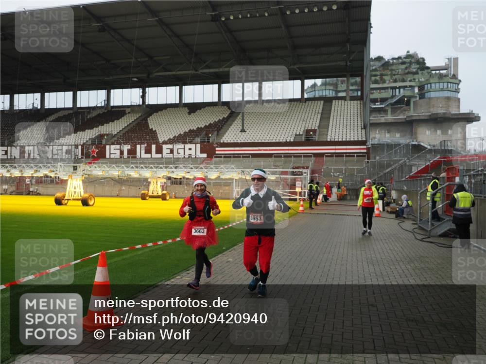 07.12.2025 - St. Pauli X-Mass-Run No. 15 Fabian Wolf http://msf.ph/oto/9420940 07.12.2025 11:42:55 Ziel 158, 172, 320, 323, 652, 1975, 3425, 3435, 3576, 3579, 3663, 3672, 3953, 3964, 3965 meine-sportfotos.de