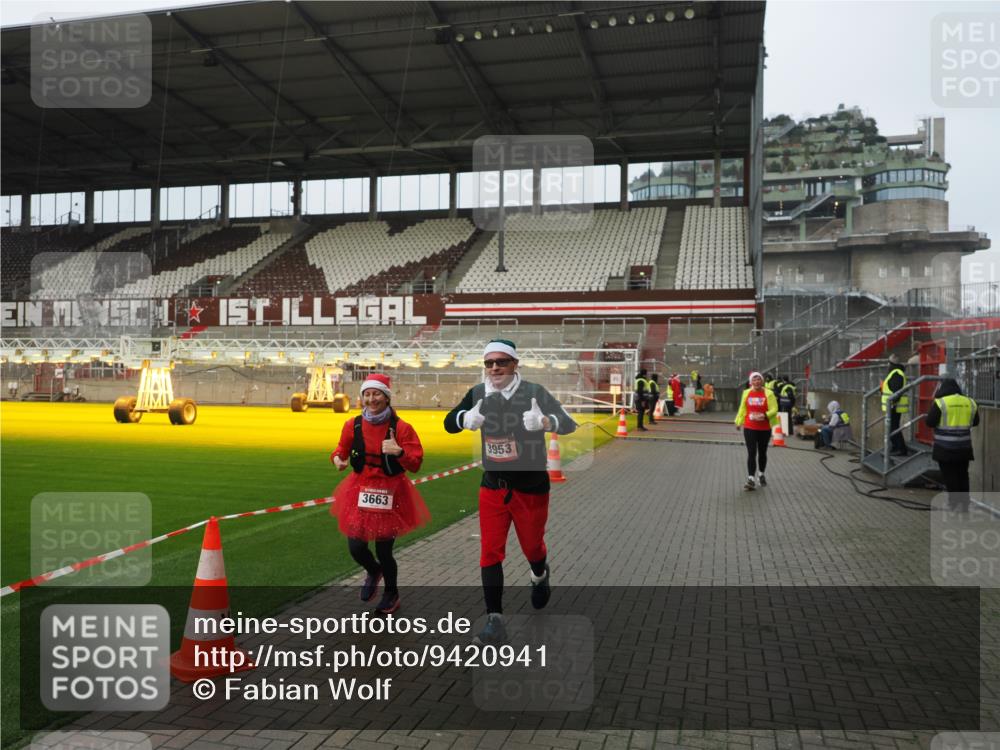 07.12.2025 - St. Pauli X-Mass-Run No. 15 Fabian Wolf http://msf.ph/oto/9420941 07.12.2025 11:42:56 Ziel 158, 172, 320, 323, 652, 1975, 3425, 3435, 3576, 3579, 3663, 3672, 3953, 3964, 3965 meine-sportfotos.de