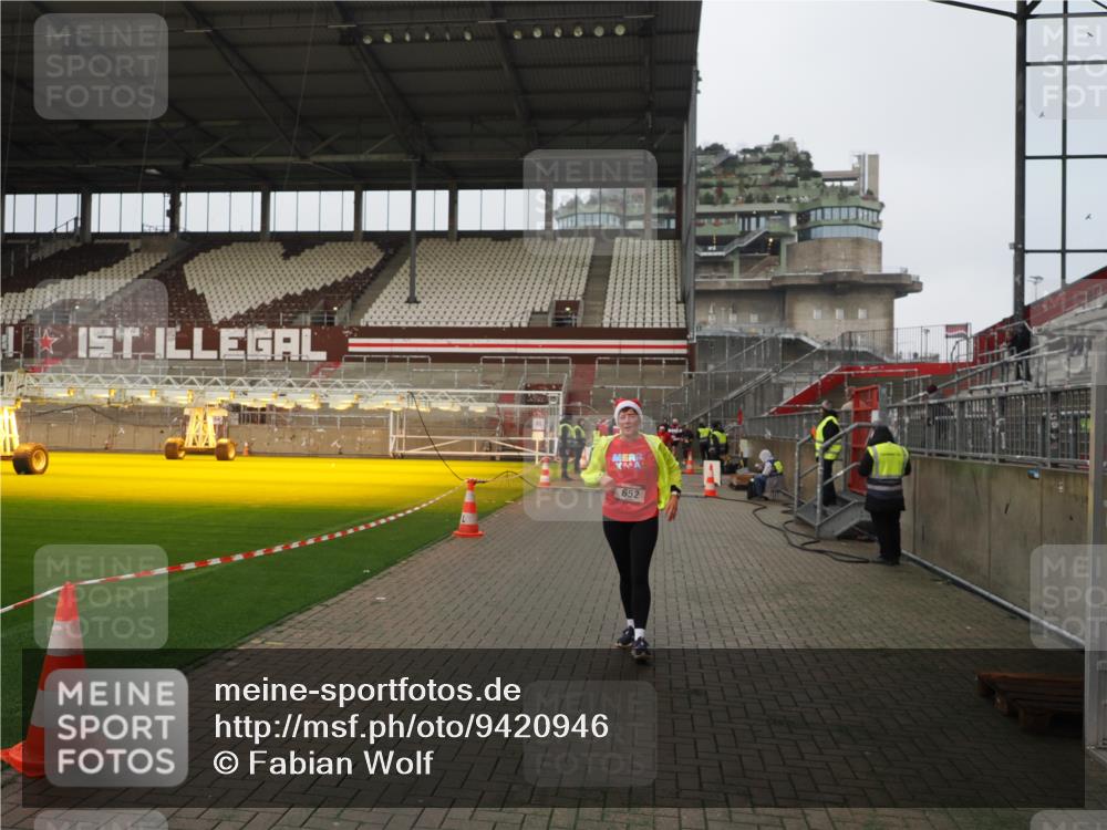 07.12.2025 - St. Pauli X-Mass-Run No. 15 Fabian Wolf http://msf.ph/oto/9420946 07.12.2025 11:43:00 Ziel 652, 1975, 2230, 3576, 3579, 3663, 3672, 3953 meine-sportfotos.de