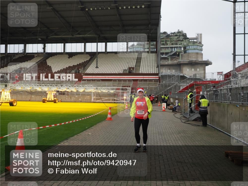 07.12.2025 - St. Pauli X-Mass-Run No. 15 Fabian Wolf http://msf.ph/oto/9420947 07.12.2025 11:43:00 Ziel 652, 1975, 2230, 3576, 3579, 3663, 3672, 3953 meine-sportfotos.de