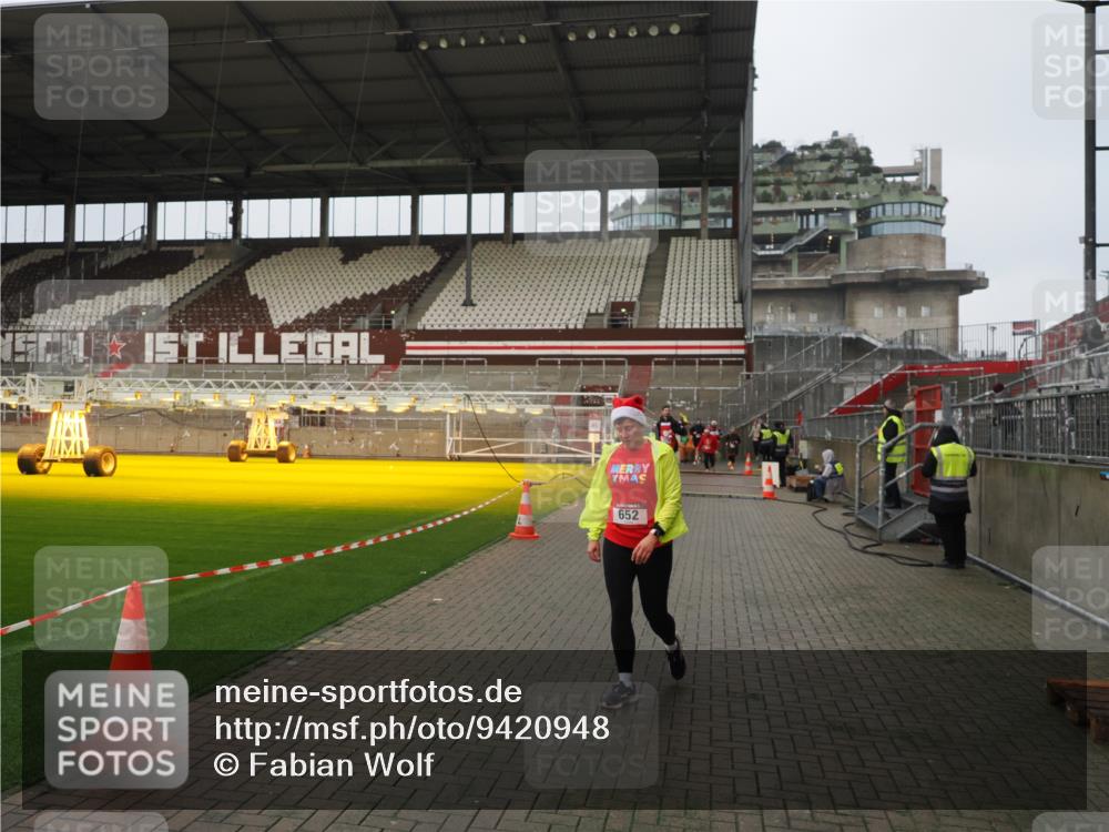 07.12.2025 - St. Pauli X-Mass-Run No. 15 Fabian Wolf http://msf.ph/oto/9420948 07.12.2025 11:43:01 Ziel 652, 1975, 2230, 3576, 3579, 3663, 3672, 3953 meine-sportfotos.de