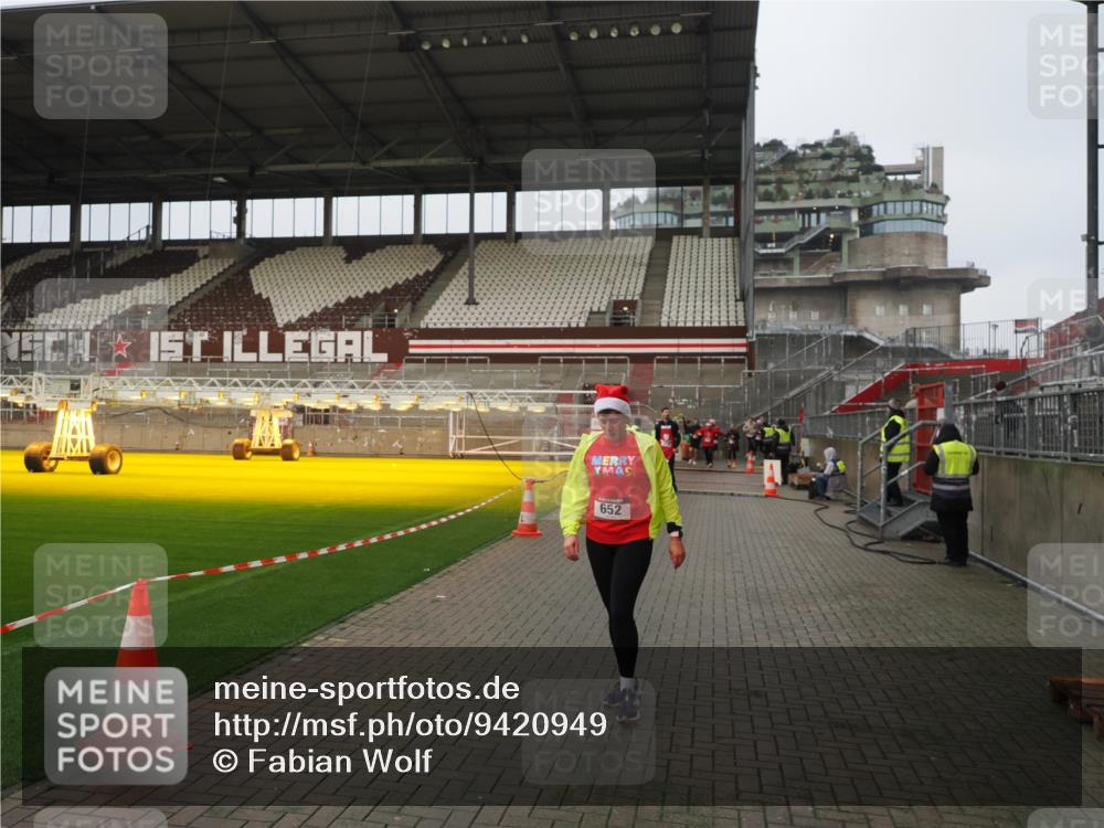 07.12.2025 - St. Pauli X-Mass-Run No. 15 Fabian Wolf http://msf.ph/oto/9420949 07.12.2025 11:43:01 Ziel 652, 1975, 2230, 3576, 3579, 3663, 3672, 3953 meine-sportfotos.de
