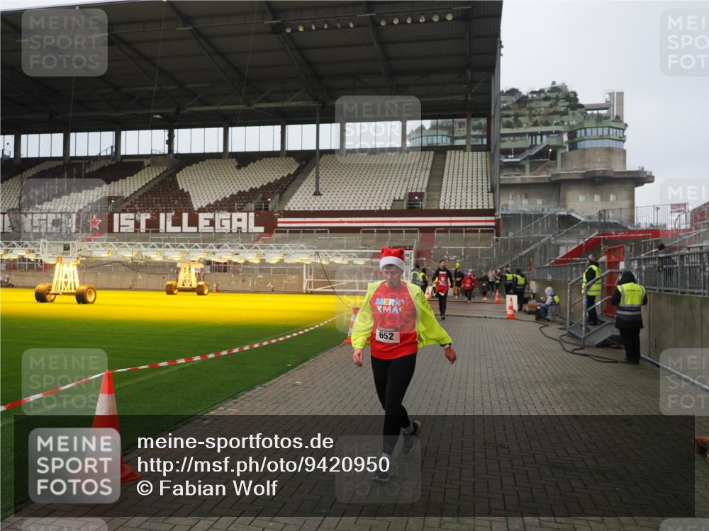 07.12.2025 - St. Pauli X-Mass-Run No. 15 Fabian Wolf http://msf.ph/oto/9420950 07.12.2025 11:43:01 Ziel 652, 1975, 2230, 3576, 3579, 3663, 3672, 3953 meine-sportfotos.de