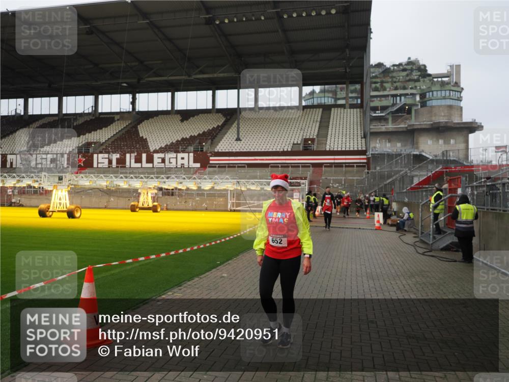07.12.2025 - St. Pauli X-Mass-Run No. 15 Fabian Wolf http://msf.ph/oto/9420951 07.12.2025 11:43:01 Ziel 652, 1975, 2230, 3576, 3579, 3663, 3672, 3953 meine-sportfotos.de
