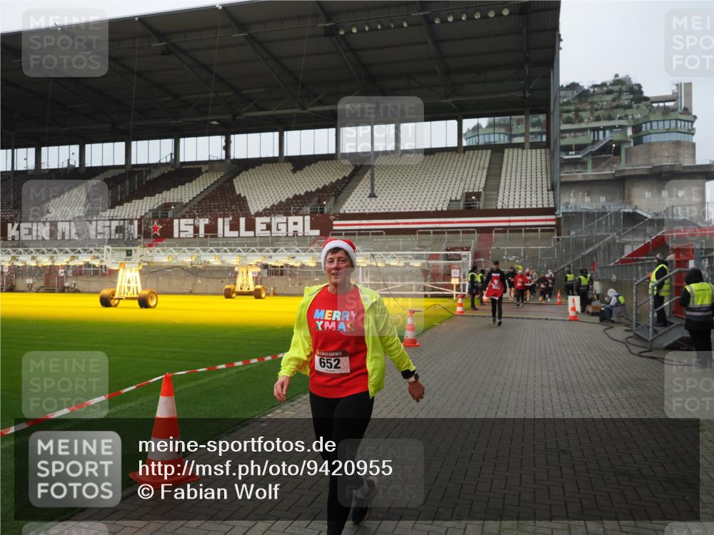 07.12.2025 - St. Pauli X-Mass-Run No. 15 Fabian Wolf http://msf.ph/oto/9420955 07.12.2025 11:43:02 Ziel 652, 1975, 2230, 3576, 3579, 3663, 3672, 3953 meine-sportfotos.de