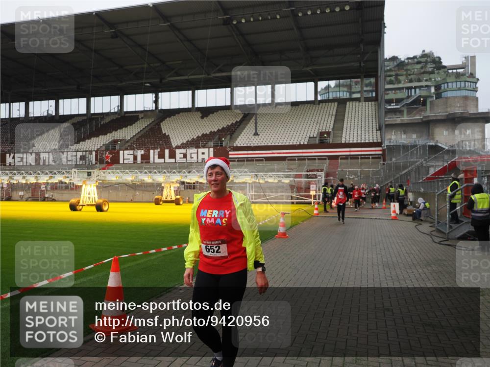 07.12.2025 - St. Pauli X-Mass-Run No. 15 Fabian Wolf http://msf.ph/oto/9420956 07.12.2025 11:43:02 Ziel 652, 1975, 2230, 3576, 3579, 3663, 3672, 3953 meine-sportfotos.de