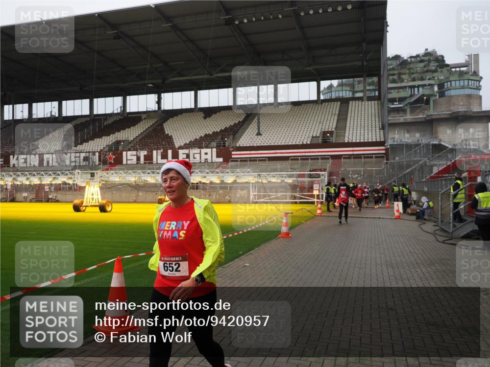 07.12.2025 - St. Pauli X-Mass-Run No. 15 Fabian Wolf http://msf.ph/oto/9420957 07.12.2025 11:43:03 Ziel 652, 1975, 2230, 2669, 3576, 3579, 3663, 3672, 3953 meine-sportfotos.de