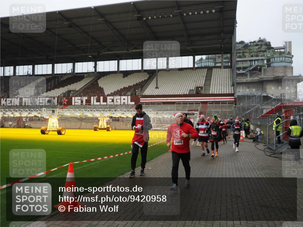 07.12.2025 - St. Pauli X-Mass-Run No. 15 Fabian Wolf http://msf.ph/oto/9420958 07.12.2025 11:43:10 Ziel 1, 2230, 2669, 3621, 3622, 3623, 3625, 3827, 4604, 4828, 5001, 5002 meine-sportfotos.de
