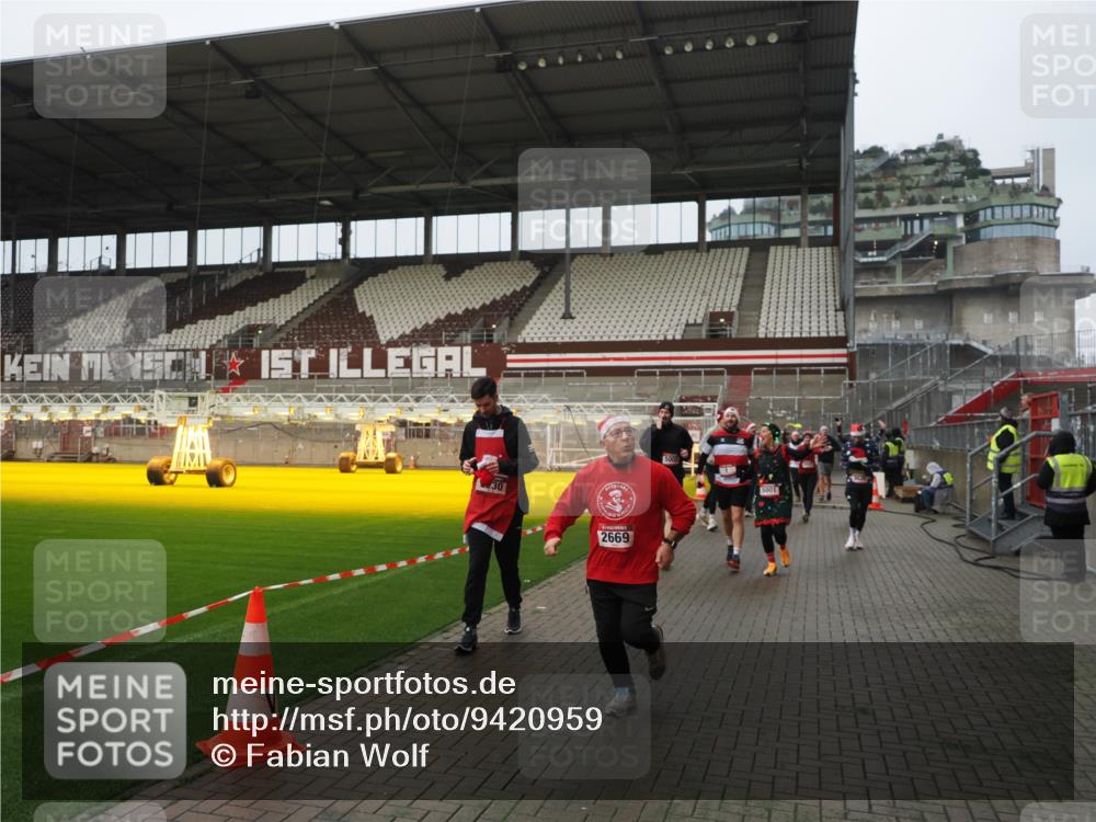 07.12.2025 - St. Pauli X-Mass-Run No. 15 Fabian Wolf http://msf.ph/oto/9420959 07.12.2025 11:43:10 Ziel 1, 2230, 2669, 3621, 3622, 3623, 3625, 3827, 4604, 4828, 5001, 5002 meine-sportfotos.de